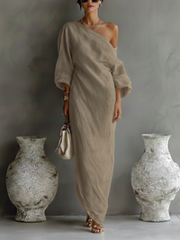 Robe longue fluide kaki à une épaule, manches amples, tissu texturé et tenue légère.