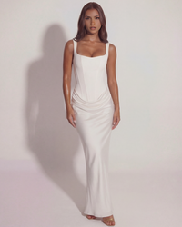 Robe longue blanche ajustée à bretelles carrées, décolleté discret