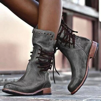 Bottes à lacets grises à cheville, clous sur la tige et semelle brunâtre