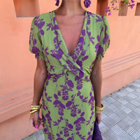 Robe verte à motifs violets, buste croisé en V, manches bouffantes, cintrée à la taille