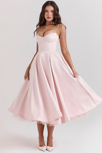 Robe midi satin rose pâle et tulle, bretelles fines, jupe ample évasée