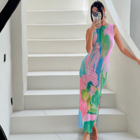Robe longue dos nu avec bretelles fines, motif abstrait bleu-vert-rose.