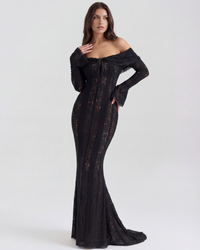 Robe longue noire en dentelle, épaules dénudées avec manches longues, silhouette ajustée.