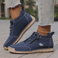 Baskets orthopédiques bleu foncé à lacets, semelle épaisse et surpiqûres