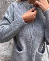 Cardigan en coton tricoté gris clair zippé, col montant côtelé, poches plaquées