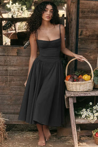 Robe midi corset sans manches noire, bretelles fines et jupe plissée évasée