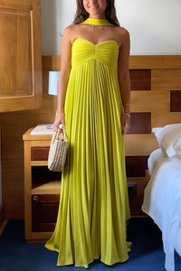 Robe longue jaune à épaules dénudées, buste froncé et jupe plissée fluide