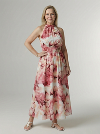 Robe midi dos nu froncée rose à motifs floraux, bretelles fines et taille froncée.