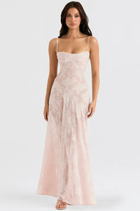 Robe longue rosé avec bretelles fines, corsage cintré et motifs floraux délicats
