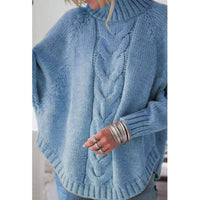 Pull en maille Harper bleu clair, torsades devant, col côtelé, manches raglan.