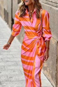 Robe longue rayée à manches trois-quarts, col chemise, lien à nouer sur la taille