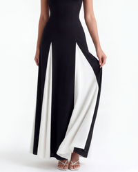 Détail robe Porto Fino noire : grandes fentes avec pans blanc cassé