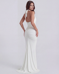 Robe longue blanche à dos nu avec ruban au cou