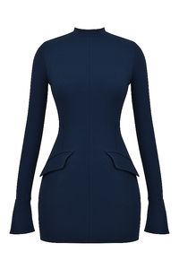 Robe courte Zevuri bleu marine vue de face, col montant, poches en découpes sur la jupe