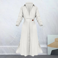 Robe longue élégante blanc cassé à col, manches longues, ceinture et poches poitrine