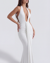 Robe longue blanche halter, fronces sur le corsage et fente sur le devant