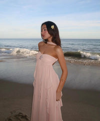 Robe longue Collins rose nude à bretelles fines, bustier bandeau et volants ondulés