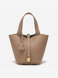 Sac seau chic en cuir texturé taupe, anses courtes, fermeture à verrou doré