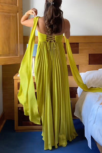 Robe longue jaune vue de dos, épaules dénudées, jupe plissée et buste froncé
