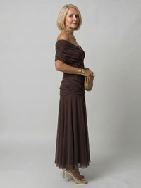 Robe midi fluide à épaules drapées, marron foncé, coupe près du corps et jupe ample.