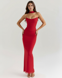 Robe longue rouge bustier sans bretelles, drapée, coupe près du corps, fendue