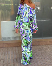 Robe midi ample imprimée aux teintes violette et verte, épaules asymétriques, manches