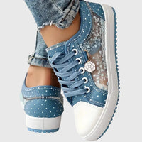 Baskets orthopédiques bleu clair à lacets, arrière et semelle crantée visibles.