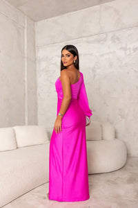 Robe longue fuchsia asymétrique, manche longue d’un côté, silhouette près du corps