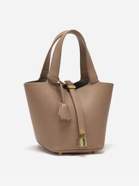 Sac seau taupe en cuir grainé avec poche plaquée et serrure dorée pendante