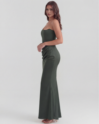 Robe longue vert foncé sans manches, coupe moulante avec drapé au niveau de la taille