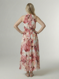 Robe midi dos nu froncée rose, dos nu noué et taille froncée.