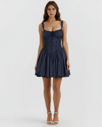 Robe courte bleu nuit, bretelles à volant, corset froncé et jupe évasée plissée