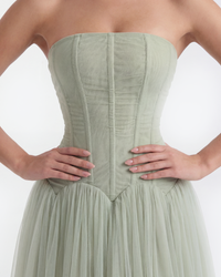 Corsage de robe bustier vert sauge avec coutures verticales et jupe froncée