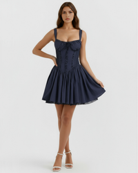 Robe courte bleu nuit sans manches, encolure froncée et jupe plissée évasée
