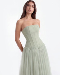 Robe longue bustier vert sauge, corsage cintré et jupe ample froncée