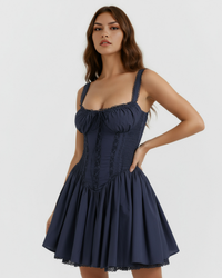 Robe courte bleu nuit : buste froncé, coutures corset et jupe plissée