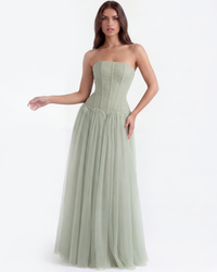 Robe longue bustier vert sauge, décolleté droit et jupe évasée en couches