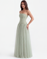 Robe longue bustier vert sauge avec corsage structuré et jupe légère froncée