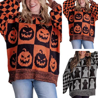 Pull orange à motif citrouilles, manches à carreaux noir et orange, encolure ronde.