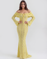 Robe longue jaune citron à épaules dénudées, dentelle ajourée, manches évasées.