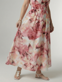 Robe midi dos nu froncée rose à motifs, bas évasé et fronces à la taille.