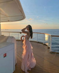 Robe longue Collins rose nude à volants superposés, bretelles fines et ourlet léger