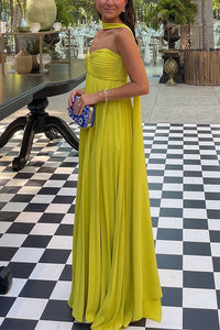 Robe longue jaune à buste froncé et jupe plissée, épaules dénudées