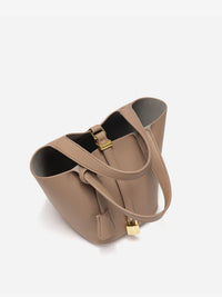 Sac seau taupe vu de côté, anses bandoulière, fermeture dorée en métal