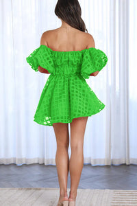 Robe courte à manches bouffantes vert vif, dos nu élastiqué avec volant.