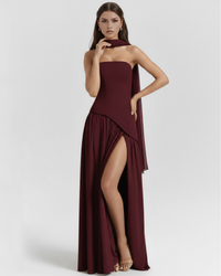 Robe longue bordeaux sans bretelles, jupe plissée froncée avec fente sur la jambe
