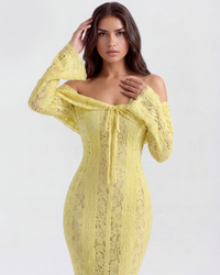 Robe jaune citron épaules dénudées, col bardot, manches longues évasées, dentelle.