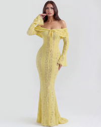 Robe longue jaune pâle, épaules dénudées, manches ballon évasées, silhouette ajustée.