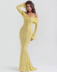 Robe longue jaune citron, épaules dénudées, manches évasées, coupe près du corps.