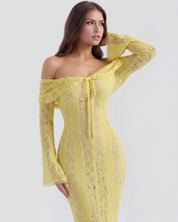 Robe jaune citron à épaules dénudées, manches longues larges, tissu ajouré à motifs.